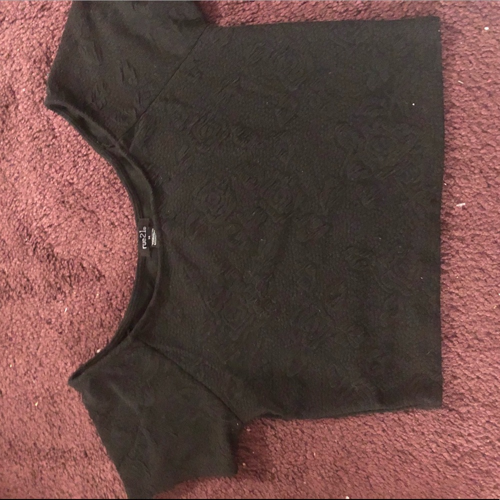 Cropped black shirt embroidered